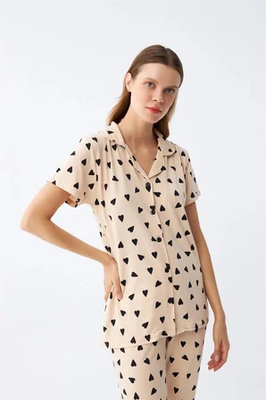 Kadın Krem Rengi Kalp Desenli Önden Düğmeli Pijama Takımı