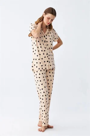 Kadın Krem Rengi Kalp Desenli Önden Düğmeli Pijama Takımı