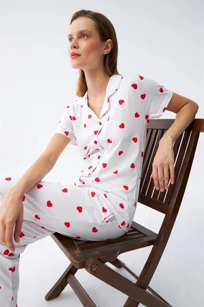 Kadın Beyaz Kırmızı Kalpli Önden Düğmeli Pijama Takımı