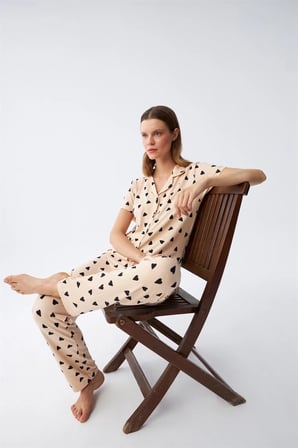 Kadın Krem Rengi Kalp Desenli Önden Düğmeli Pijama Takımı