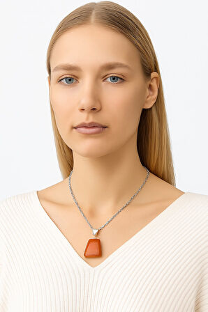 Sertifikalı AAA+ Kızıl Yemen Akiği Kolye – Beşgen Model, Gümüş Aparatlı