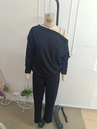 Kadın Tek Omuzdan Açık Uzun Kollu Viskon Iki Iplik Bluz Ve Yan şerit Detaylı Pantolon Ikili Takım