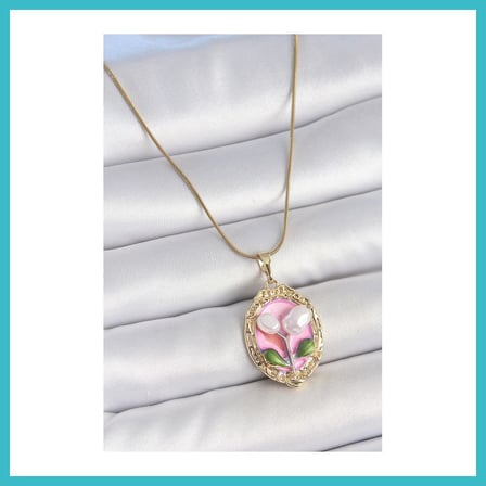 DEFNE STORE 316L Çelik Gold Renk Zincir Pembe Mineli İncili Çiçek İşlemeli Portre Model Kadın Kolye DFNBEZ