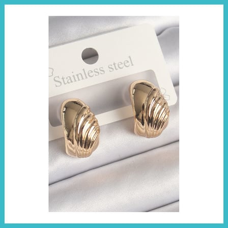 DEFNE STORE Pirinç Gold Renk İşleme Detaylı Yarım Halka Model Kadın Küpe DFNBEZ