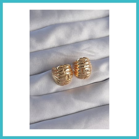 DEFNE STORE Pirinç Gold Renk Tırtıklı Minimal Bombeli Tasarım Küpe DFNBEZ
