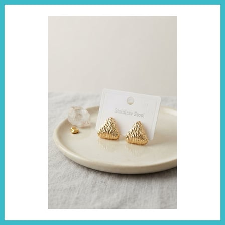 DEFNE STORE 316L Çelik Gold Renk Vintage Kabartmalı Üçgen Model Küpe DFNBEZ