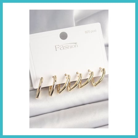 DEFNE STORE 925 Ayar Gümüş Çivi Pirinç Gold Renk Üçgen Model Kadın Küpe Seti DFNBEZ