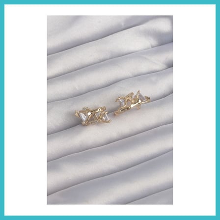 DEFNE STORE Pirinç Gold Renk İri Zirkon Taşlı Kıvrımlı Minimal Kelebekli Halka Küpe DFNBEZ