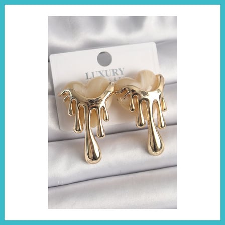 DEFNE STORE Pirinç Gold Renk Beyaz Sedefli Akan Kalp Model Kadın Küpe DFNBEZ