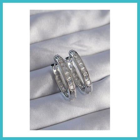 DEFNE STORE Pirinç Gümüş Renk Zirkon Taşlı Oval Model Küpe DFNBEZ
