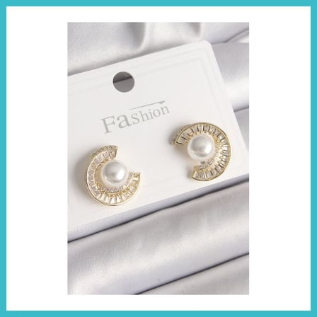 DEFNE STORE Pirinç Gold Renk Zirkon Taşlı Salyangoz Model İnci Detay Kadın Küpe DFNBEZ