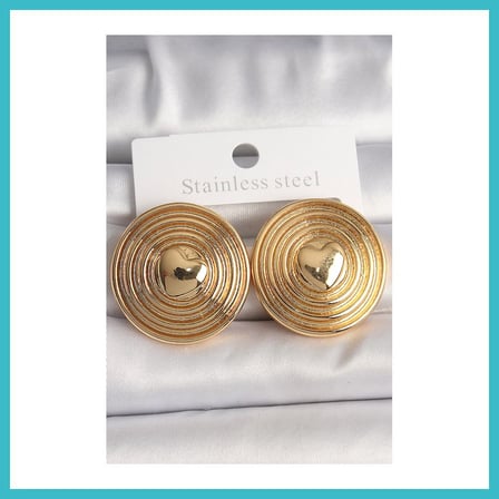 DEFNE STORE Pirinç Gold Renk Kalp İşlemeli Daire Plaka Model Kadın Küpe DFNBEZ