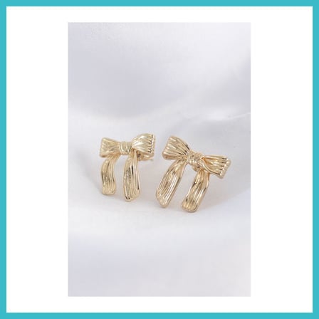 DEFNE STORE Pirinç Gold Renk Çizgi Detay Fiyonk Küpe DFNBEZ