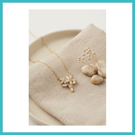 DEFNE STORE Pirinç Gold Renk Zirkon Taşlı Çiçek Model Kadın Kolye DFNBEZ