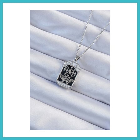 DEFNE STORE 316L Çelik Zincir Gümüş Renk İşlemeli Siyah Mineli Tarot Kolye DFNBEZ