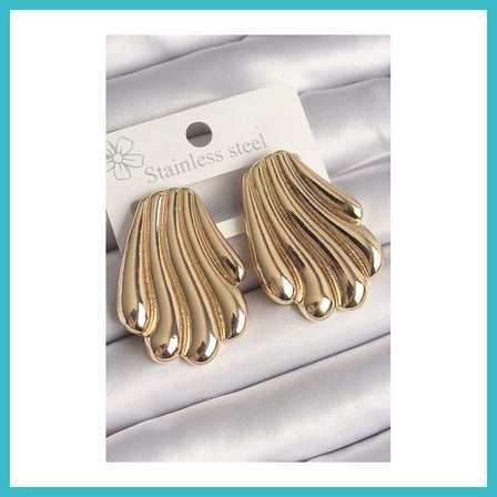 DEFNE STORE Pirinç Gold Renk İşlemeli İstirdye Model Kadın Küpe DFNBEZ