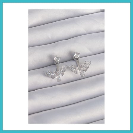 DEFNE STORE Pirinç Gümüş Renk Zirkon Taşlı V Model Küpe DFNBEZ