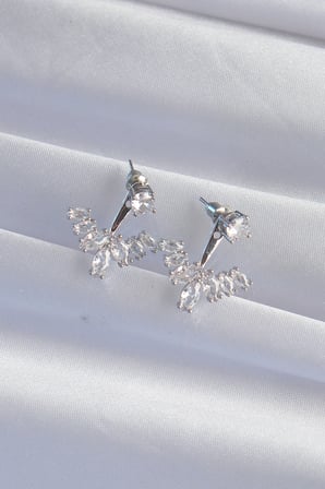 DEFNE STORE Pirinç Gümüş Renk Zirkon Taşlı V Model Küpe DFNBEZ