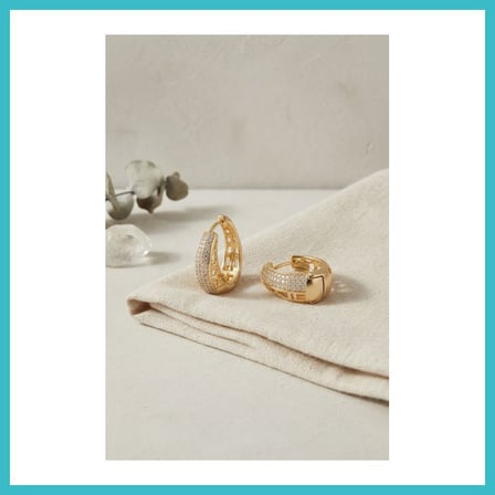 DEFNE STORE Gold Renk Zirkon Taşlı ve Motif Detaylı Damla Halka Model Kadın Küpe DFNBEZ
