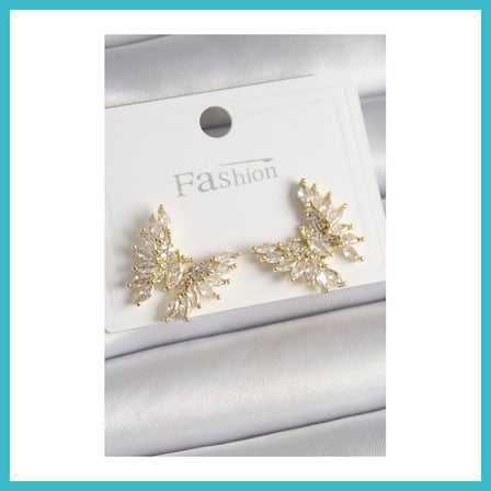 DEFNE STORE Pirinç Gold Renk Zirkon Taşlı Kelebek Model Kadın Küpe DFNBEZ
