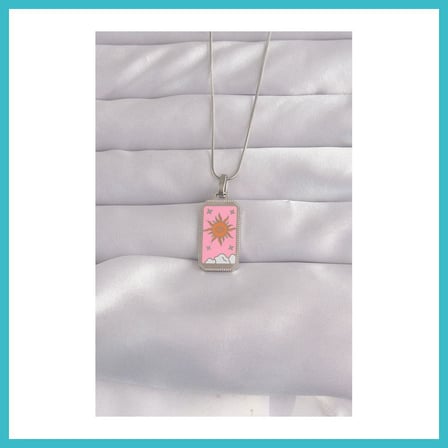 DEFNE STORE 316L Çelik Gümüş Renk Pembe Mineli Güneş Model Tarot Kolye DFNBEZ
