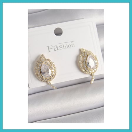 DEFNE STORE Pirinç Gold Renk Zirkon Taşlı Yaprak Model Kadın Küpe DFNBEZ