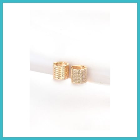 DEFNE STORE Pirinç Gold Renk Taşlı Minimal Küpe DFNBEZ