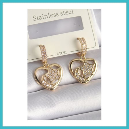DEFNE STORE Pirinç Gold Renk Zirkon Taşlı Kalp Model Ay Yıldız İşleme Kadın Küpe DFNBEZ