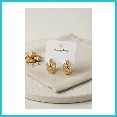 DEFNE STORE Gold Renk Zirkon Taşlı Sarmal Zincir Model Pirinç Halka Kadın Küpe DFNBEZ