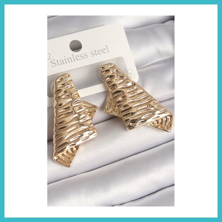 DEFNE STORE Pirinç Gold Renk İşleme Detaylı Katlanmış Kare Plaka Model Kadın Küpe DFNBEZ