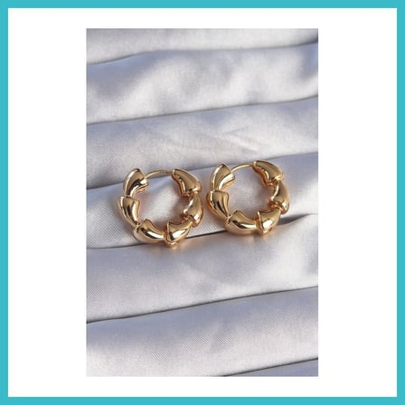 DEFNE STORE Pirinç Gold Renk Damla Kıvrım Tasarımlı Halka Küpe DFNBEZ