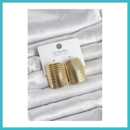 DEFNE STORE Gold Renk Pirinç Vintage Esintili Statement Küpe DFNBEZ