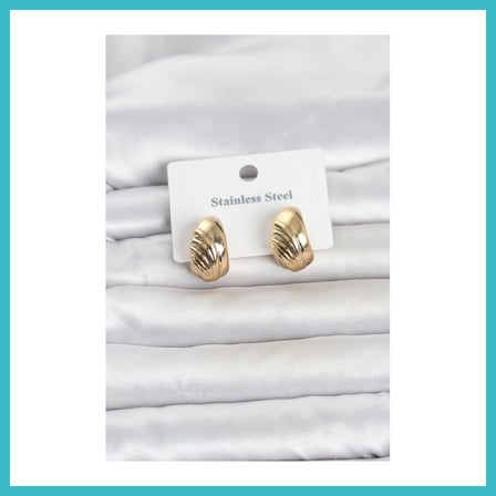 DEFNE STORE 316L Çelik Gold Renk Desenli Yarım Halka Model Kadın Küpe DFNBEZ