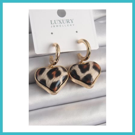 DEFNE STORE Pirinç Gold Renk 3D Kalp Leopar Model Kadın Küpe DFNBEZ