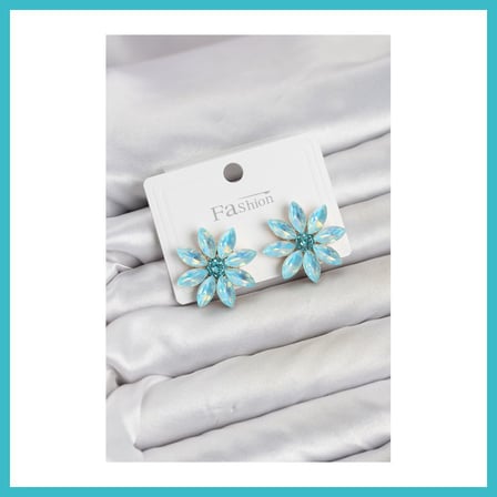 DEFNE STORE Buz Mavisi Renk Kristal Taşlı Lotus Çiçek Model Kadın Küpe DFNBEZ