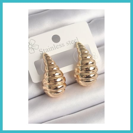 DEFNE STORE Pirinç Gold Renk İşlemeli Damla Model Kadın Küpe DFNBEZ