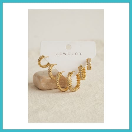 DEFNE STORE Gold Renk Zirkon Taşlı Pirinç Halka Tırtık Model Kadın Küpe Seti DFNBEZ