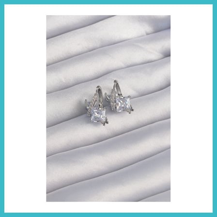 DEFNE STORE Pirinç Gümüş Renk İri Zirkon Taşlı Kıvrımlı Minimal Kelebekli Halka Küpe DFNBEZ