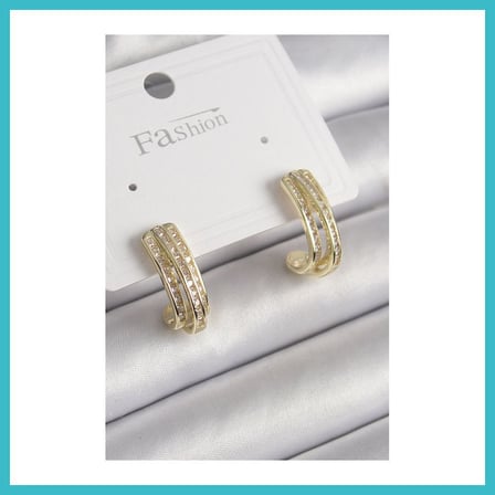 DEFNE STORE Pirinç Gold Renk Zirkon Taşlı Yarım Halka Model Kadın Küpe DFNBEZ