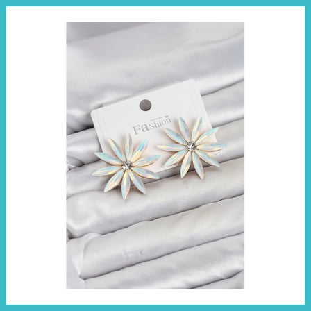 DEFNE STORE Beyaz Renk Kristal Taşlı Lotus Model Kadın Küpe DFNBEZ