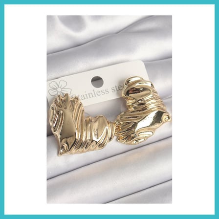DEFNE STORE Pirinç Gold Renk İşlemeli Kalp Model Kadın Küpe DFNBEZ