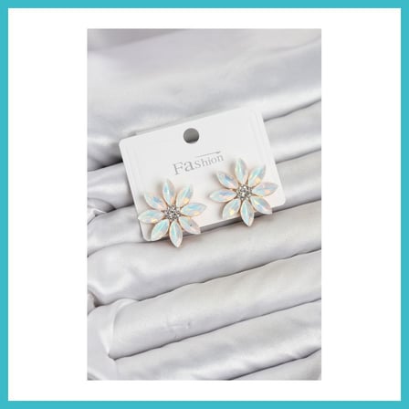 DEFNE STORE Beyaz Renk Kristal Taşlı Lotus Çiçek Model Kadın Küpe DFNBEZ