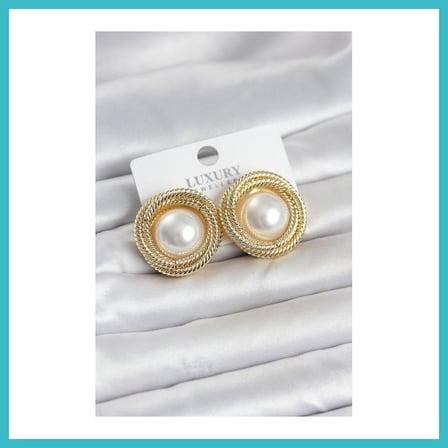 DEFNE STORE Pirinç Gold Renk Sarmal Model İncili Kadın Küpe DFNBEZ