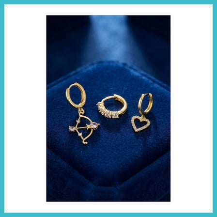 DEFNE STORE 3 lü Set Küpe Gold Renk Eros Yay Detaylı DFNBEZ