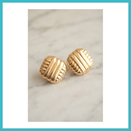 DEFNE STORE Pirinç Gold Renk İşleme Detay Kadın Küpe DFNBEZ