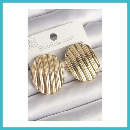 DEFNE STORE Pirinç Gold Renk İşlemeli Daire Plaka Model Kadın Küpe DFNBEZ