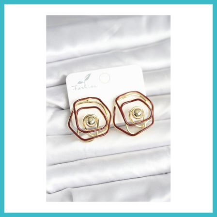 DEFNE STORE Pirinç Gold Renk Bordo Mineli Geometrik Gül Model Kadın Küpe DFNBEZ