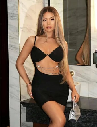Arias Closet Zincir Detaylı Göğüs Dekolteli Siyah Mini Club Elbisesi