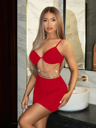 Arias Closet Zincir Detaylı Göğüs Dekolteli Kırmızı Mini Club Elbisesi