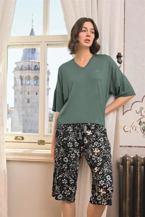 Arias Closet Çiçek ve Yaprak Desenli V Yaka Büyük Beden Kapri Takımı